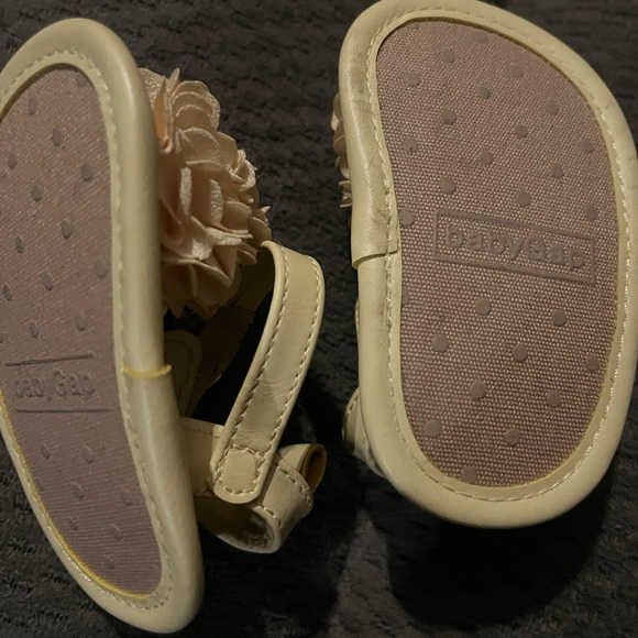 10$10. Baby Gap 0-3months - Picture 2 of 3